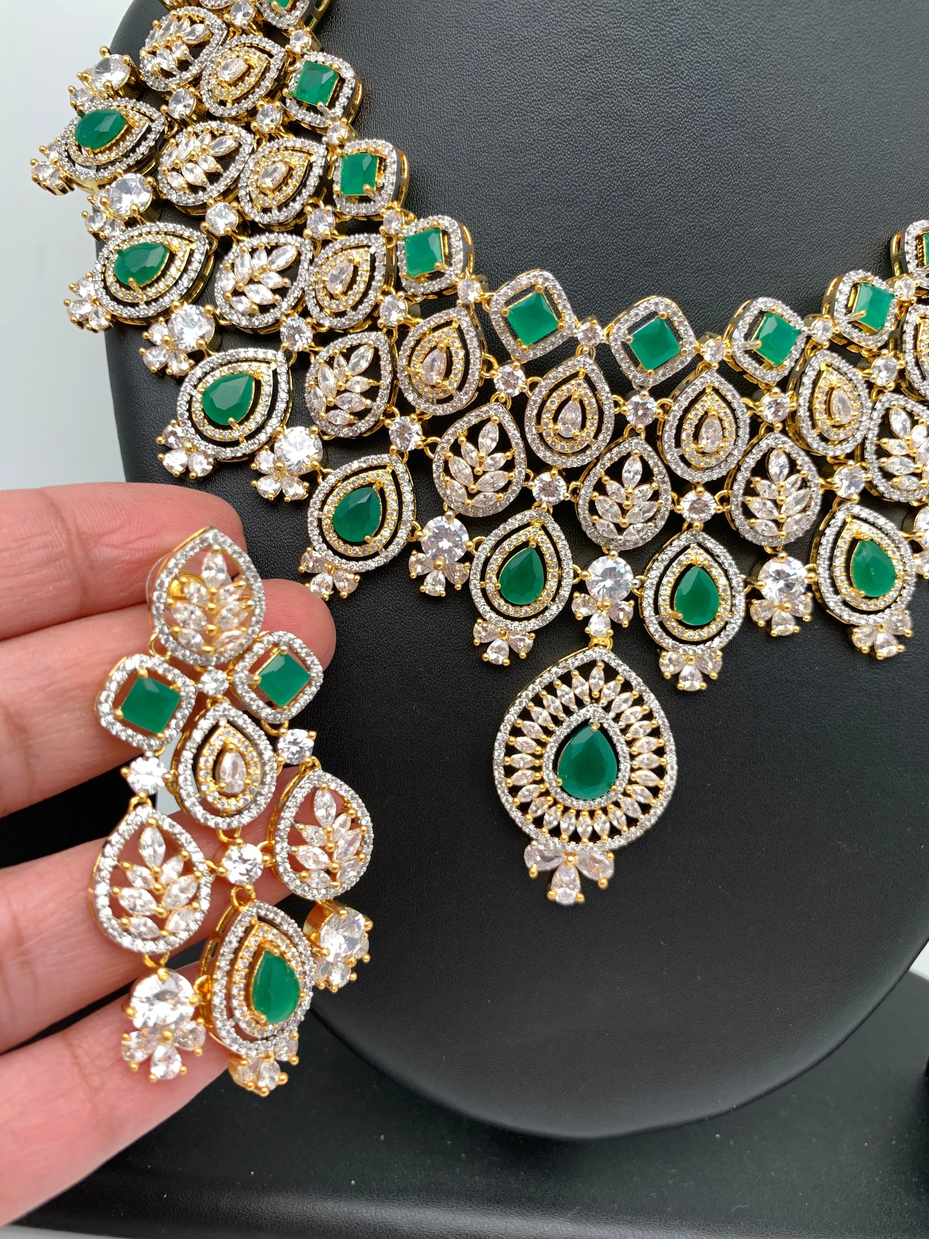 AD Emerald Green Stone Neckline Short Necklace