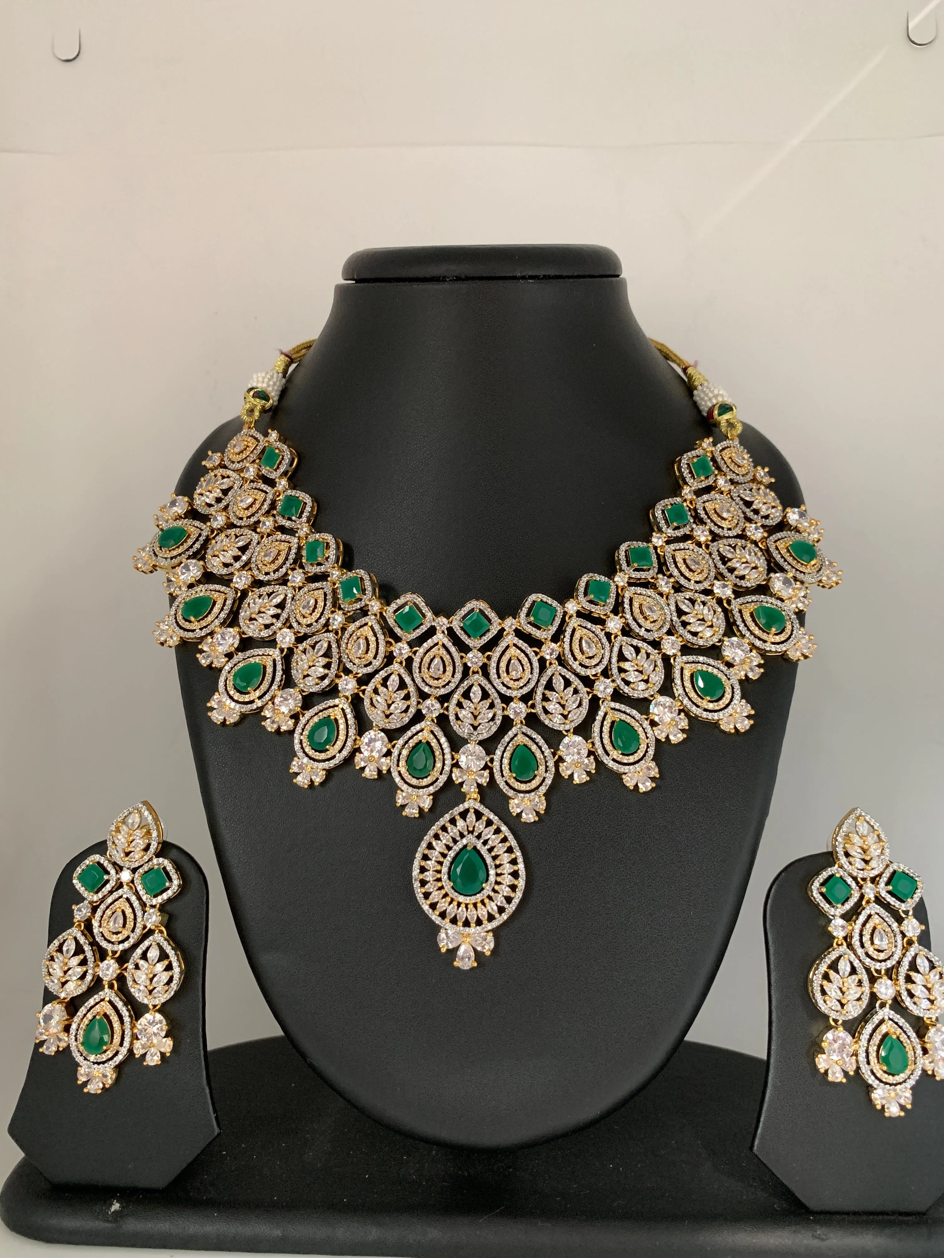 AD Emerald Green Stone Neckline Short Necklace