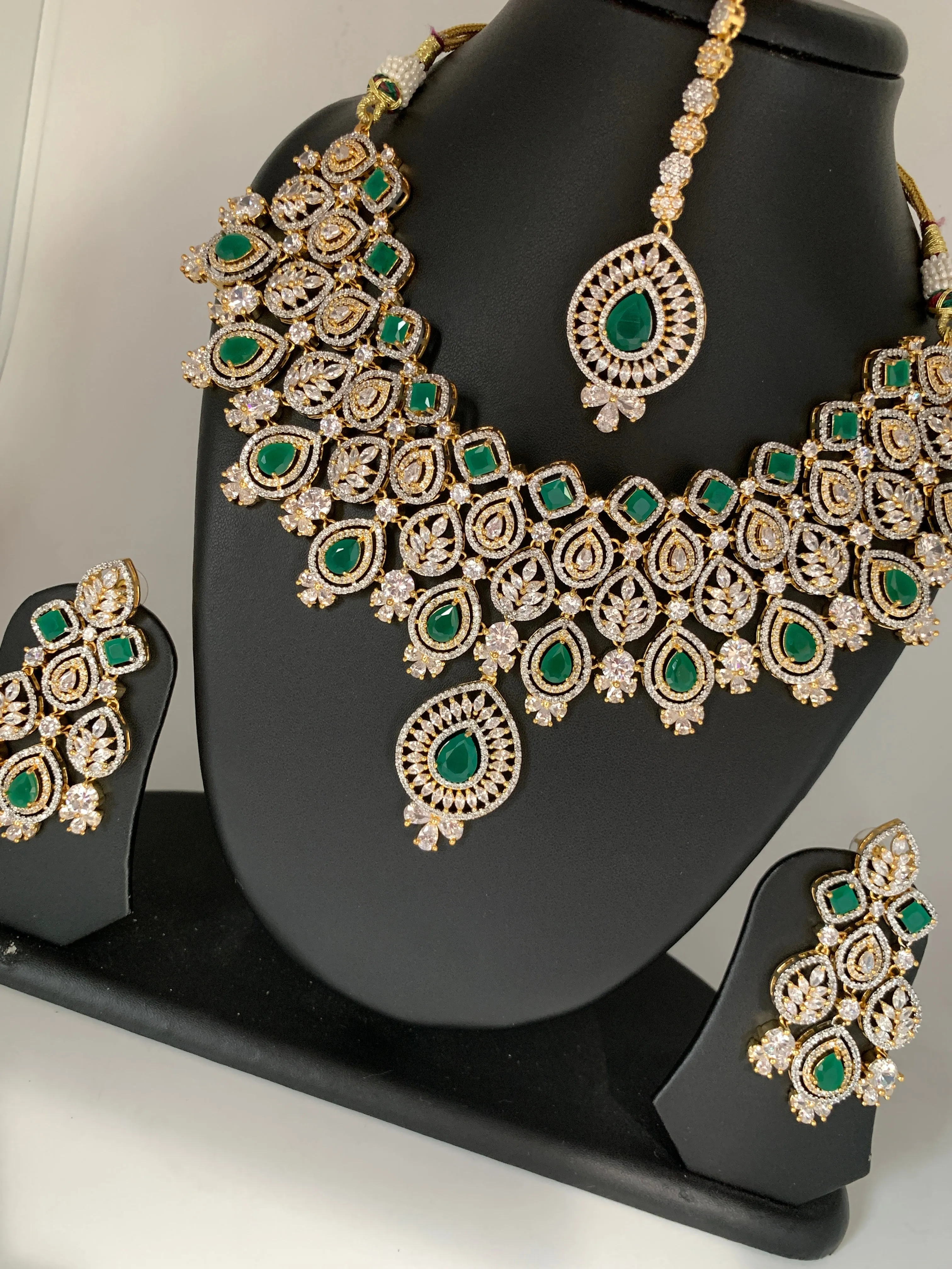 AD Emerald Green Stone Neckline Short Necklace