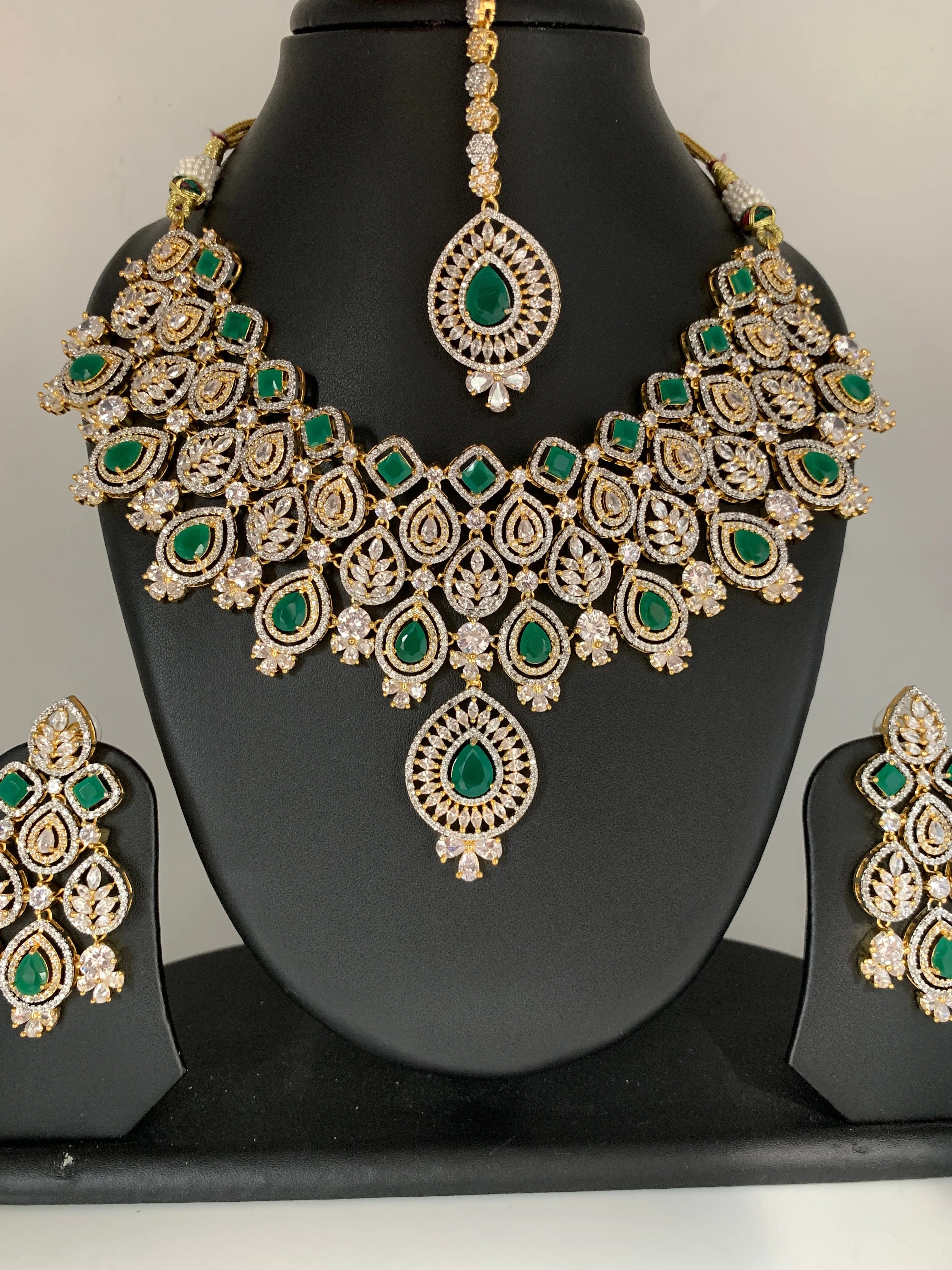 AD Emerald Green Stone Neckline Short Necklace